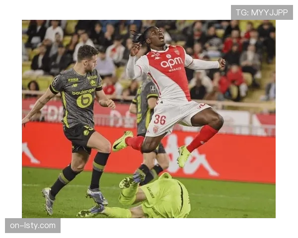 镜头捕捉：摩纳哥老将戈洛温下场时向替补席详解对手边后卫防守习惯